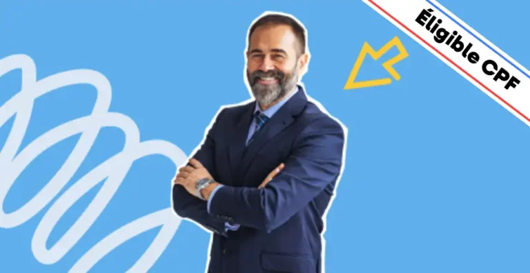 Un homme souriant, vêtu d’un costume bleu, pose les bras croisés sur un fond bleu moderne avec des éléments graphiques dynamiques, dont une flèche jaune évoquant la précision et la créativité. Un bandeau en haut à droite indique 'Éligible CPF'. Cette image illustre une formation Photoshop niveau 1, idéale pour apprendre les bases de la retouche photo, du détourage et de la création graphique afin de réaliser des visuels professionnels.