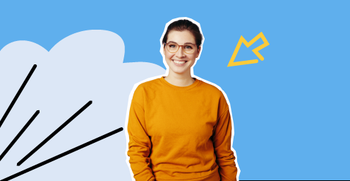 Jeune femme souriante en pull orange sur un fond bleu clair, représentant un programme de formation