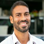 Homme souriant en chemise blanche