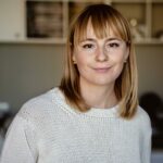 Portrait d'une femme souriante, cheveux détachés
