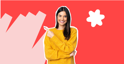 Femme souriante en pull jaune pointant vers la gauche, sur un fond rouge avec des formes graphiques.