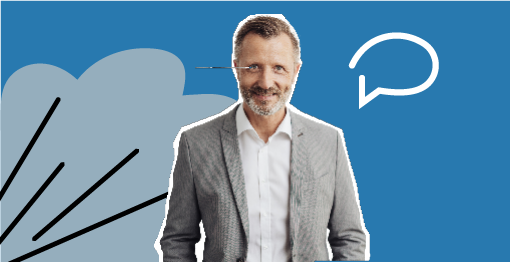 Homme souriant en costume gris sur un fond bleu avec des éléments graphiques.
