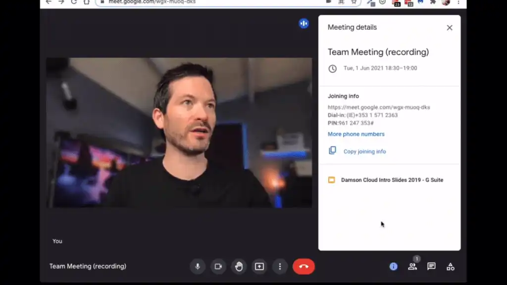 Homme participant à une réunion en ligne sur Google Meet, avec les détails de la réunion affichés à droite.