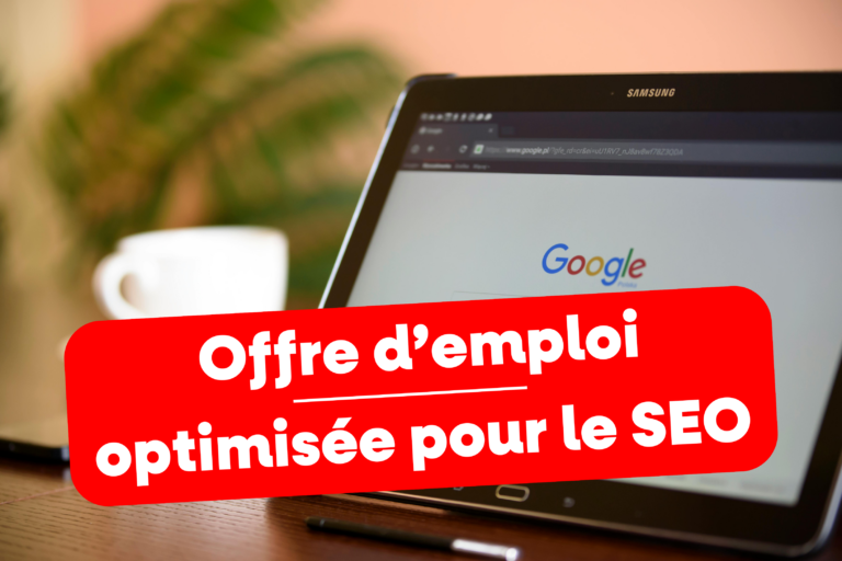 Image d’un ordinateur portable Samsung affichant la page d’accueil de Google, posé sur un bureau avec une tasse blanche en arrière-plan. Un bandeau rouge avec le texte "Offre d’emploi optimisée pour le SEO" est superposé sur l’image. Cette illustration met en avant l’importance du référencement des offres d’emploi pour améliorer leur visibilité sur les moteurs de recherche.