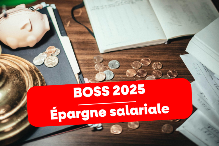 Une table en bois sur laquelle sont dispersées des pièces de monnaie, un carnet de notes ouvert, des documents financiers et une tirelire en forme de cochon. En premier plan, un bandeau rouge avec l’inscription "BOSS 2025 - Épargne salariale" met en avant la thématique de l’épargne et de la gestion financière des salariés. L’image illustre l’entrée en vigueur de la nouvelle rubrique du BOSS sur l’épargne salariale en 2025.