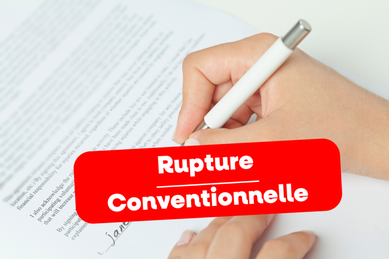Image d'une main qui signe une feuille. Il y a un encadré rouge avec écrit "Rupture conventionnelle".