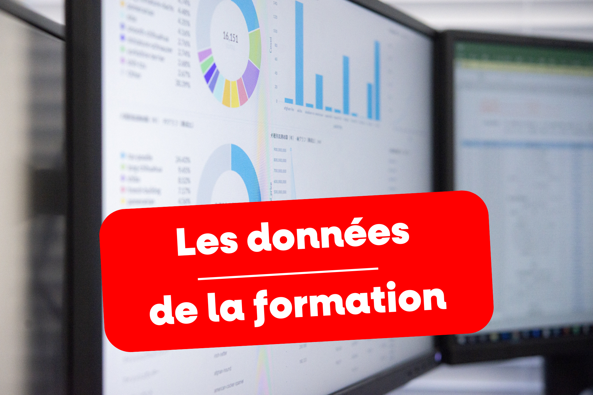 L'image montre des écrans d'ordinateur affichant des graphiques et des données analytiques. Ces graphiques sont probablement utilisés pour analyser les tendances et performances dans le domaine de la formation professionnelle. Le texte "Les données de la formation" est superposé en rouge, soulignant l'importance des analyses de données pour suivre les évolutions et les résultats des programmes de formation. Ces outils permettent aux entreprises et organismes de formation d'optimiser leurs plans de formation et d'ajuster les stratégies pour répondre aux besoins spécifiques des apprenants.