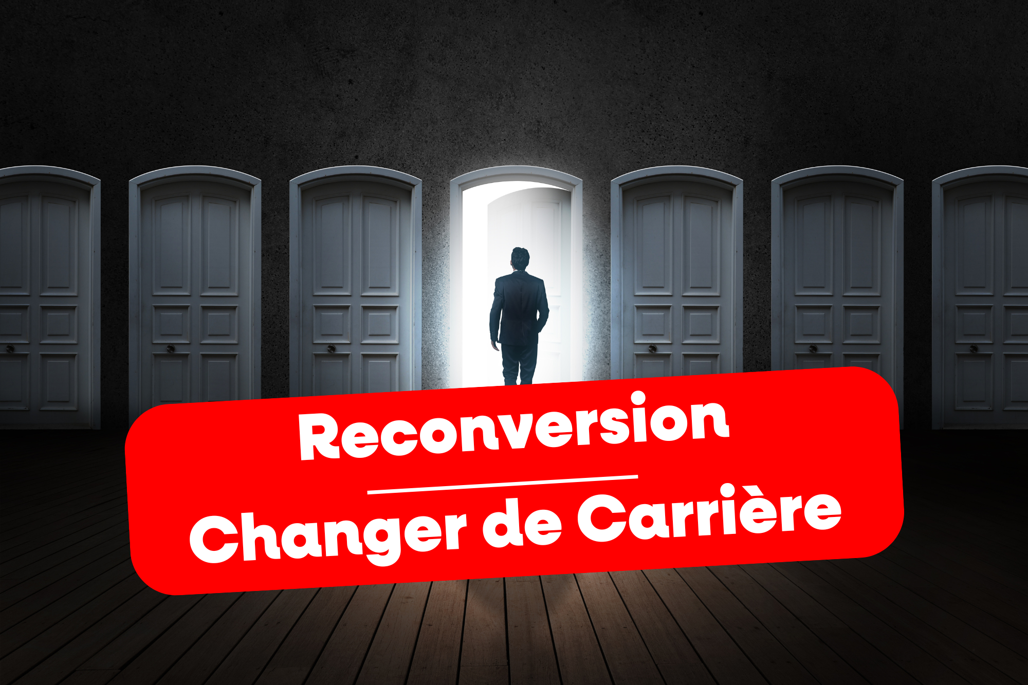 Un homme en costume se tient devant une porte ouverte et lumineuse parmi une rangée de portes fermées, symbolisant un choix de carrière. Une bannière rouge au premier plan affiche : "Reconversion — Changer de Carrière".