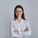 Julie femme de 3à ans qui a suivi une formation habilitation éléctricité
