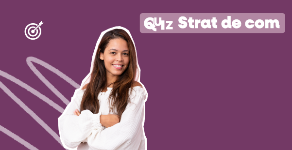 Femme souriante en chemise blanche devant un fond violet avec l'inscription "Quiz Strat de com" – testez vos compétences en stratégie de communication avec ce quiz interactif.