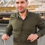 homme qui a suivi une formation management de la performance