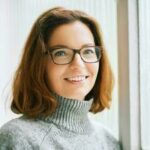 femme heureuse qui s'appelle Sophie et qui va suivre une formation sur la communication