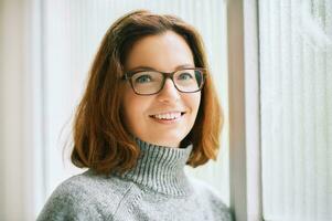 femme heureuse qui s'appelle Sophie et qui va suivre une formation sur la communication