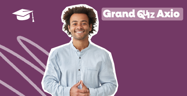 Homme souriant sur fond violet illustrant le Grand Quiz Axio en contexte pédagogique.