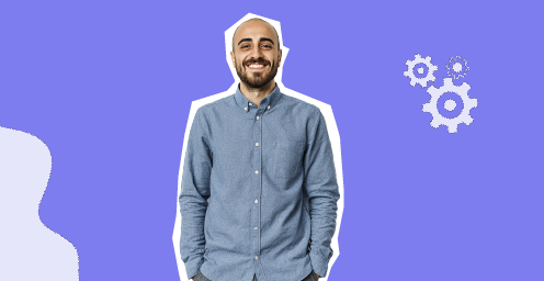 Homme souriant sur fond violet illustrant une formation sur les fondamentaux de la cybersécurité